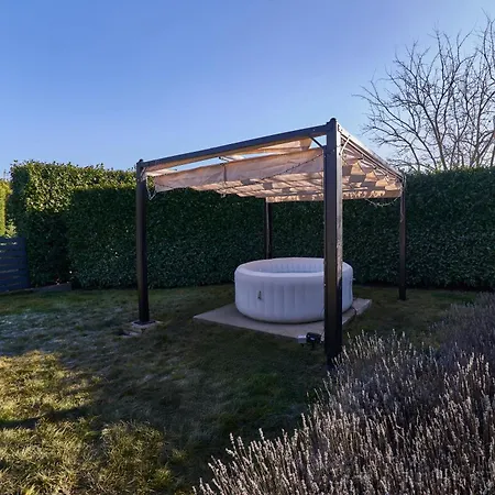 Volt Egyszer Egy Lejlighed *