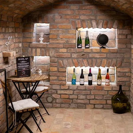 Volt Egyszer Egy Lejlighed *